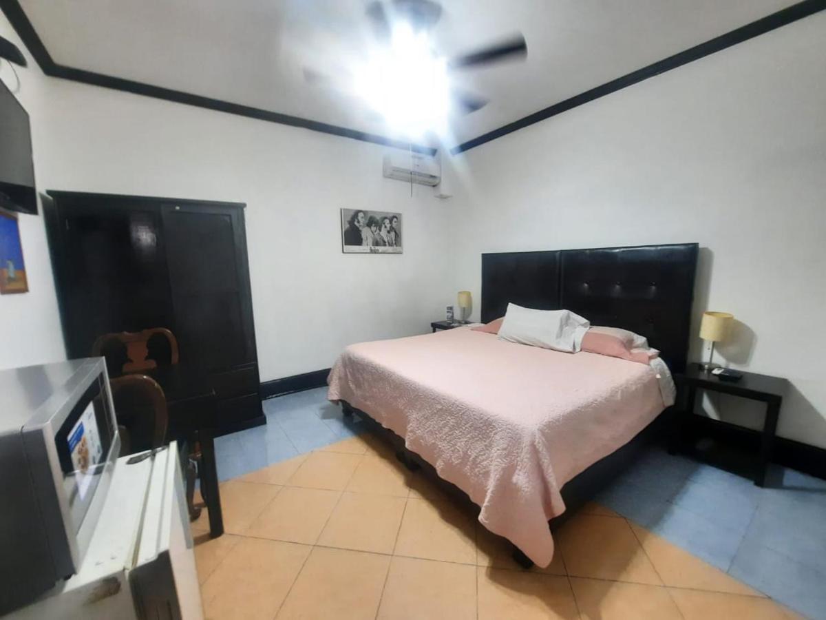 Garcias Suites, * Linares