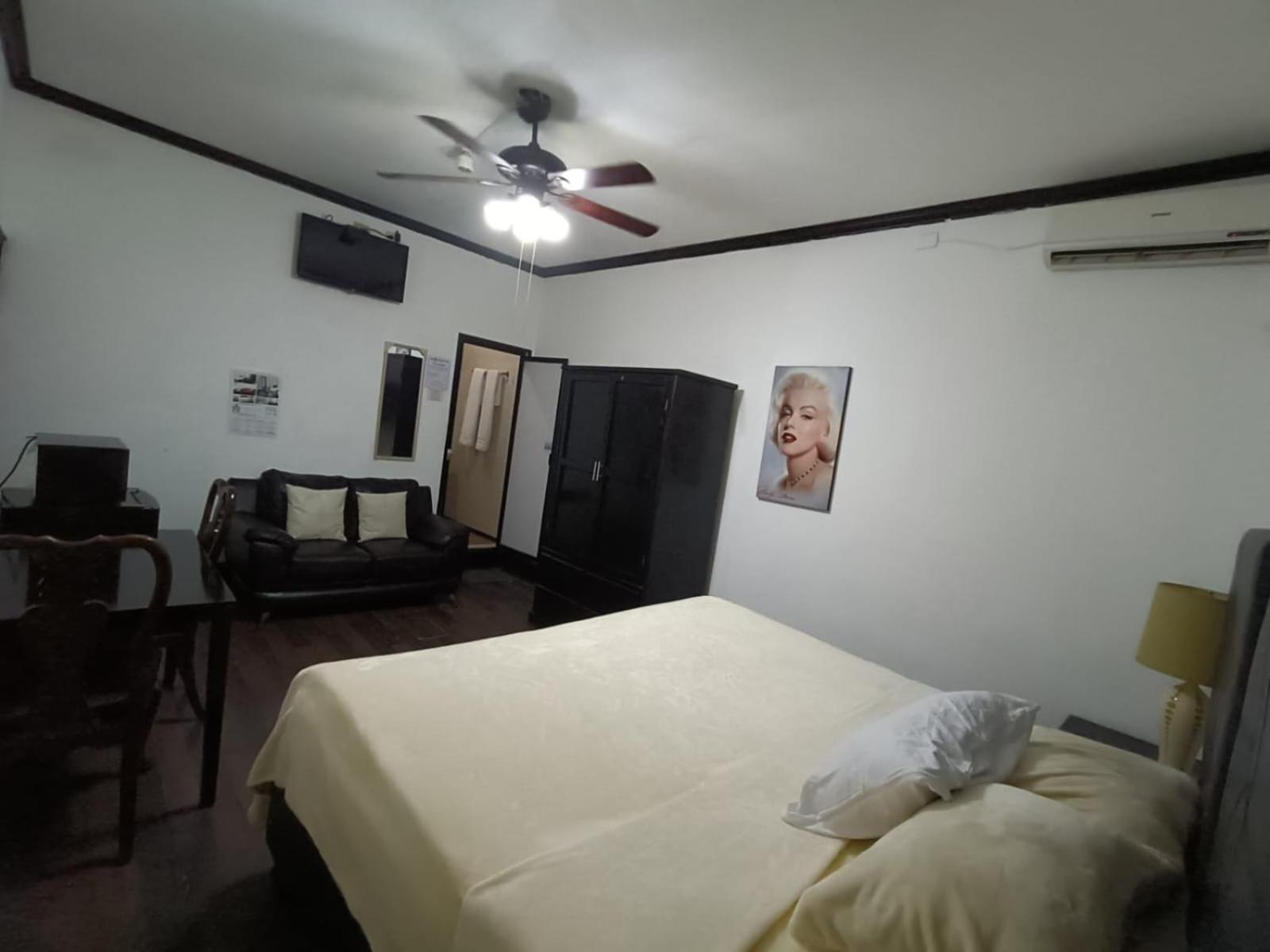 Aparthotel Garcias Suites,